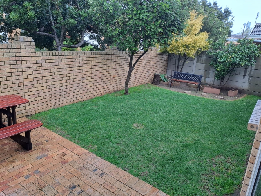 To Let 3 Bedroom Property for Rent in Uitzicht Western Cape